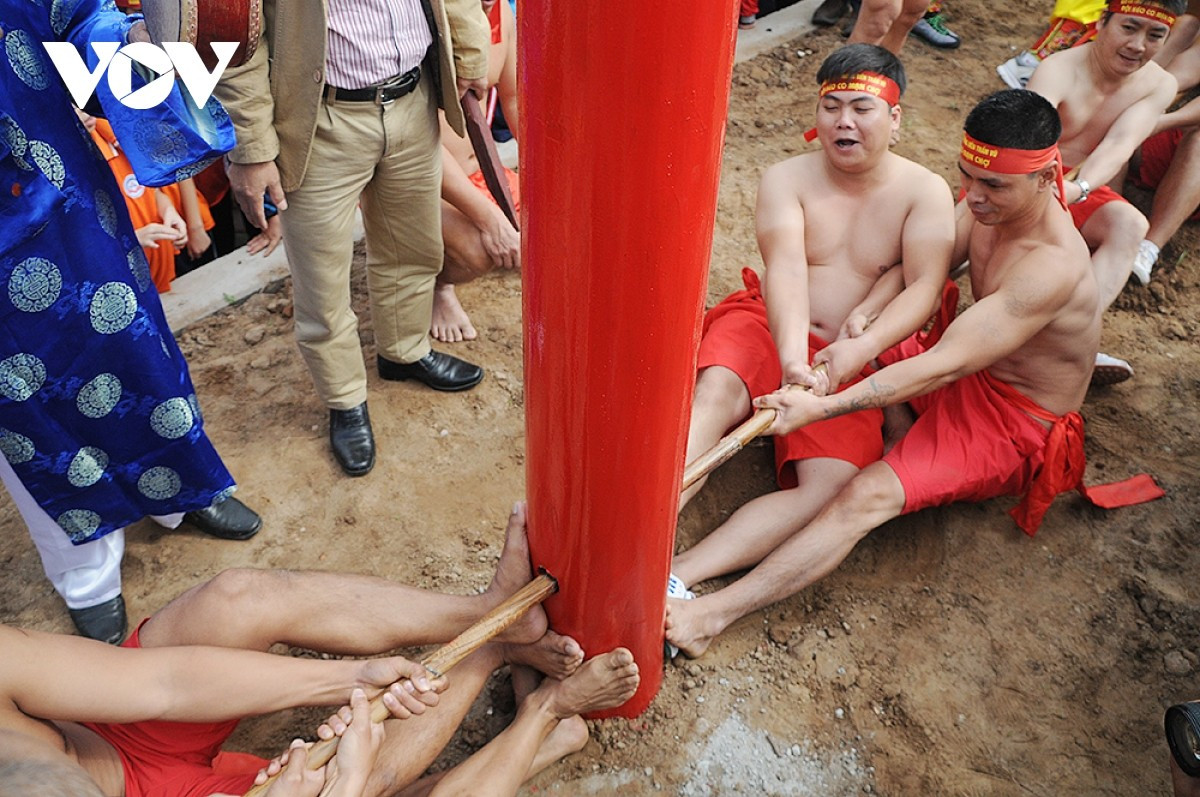 Au signal du départ, la cale est retirée et le maître du drapeau court d’un côté à l’autre.