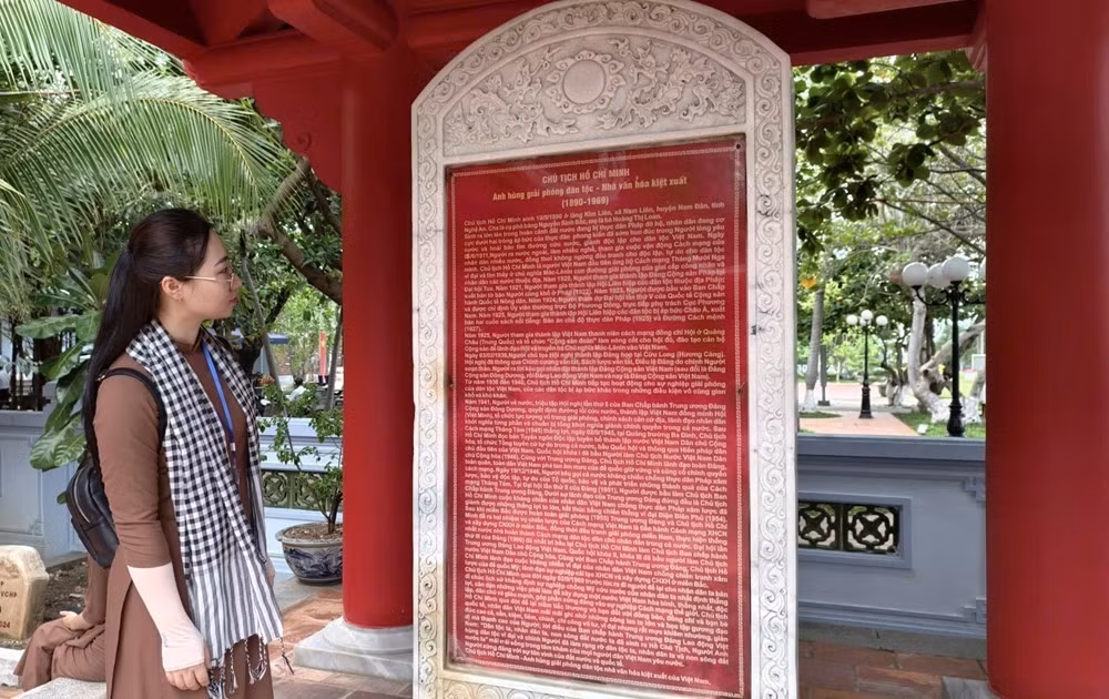 La Maison commémorative du Président Ho Chi Minh constitue un haut lieu de l'éducation au patriotisme, où la flamme révolutionnaire demeure toujours vivante.
