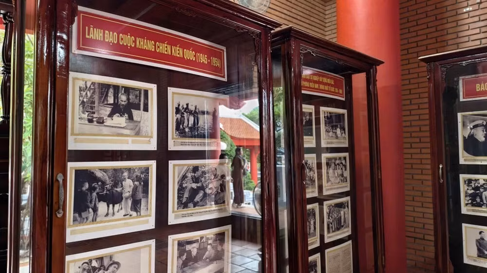 De nombreuses vitrines retracent la vie, l'œuvre et la carrière révolutionnaire du Président Ho Chi Minh.
