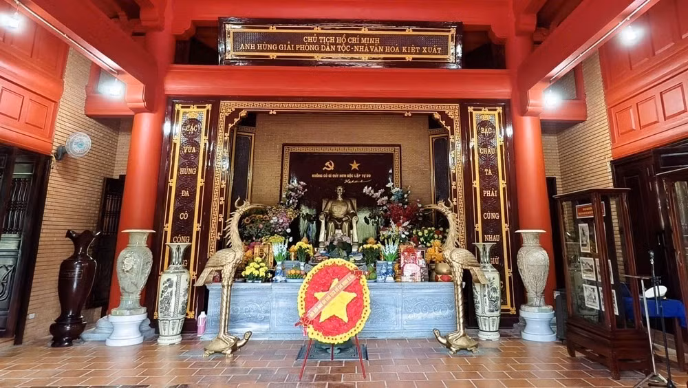 L'autel dédié au Président Ho Chi Minh, au sein de la Maison commémorative.