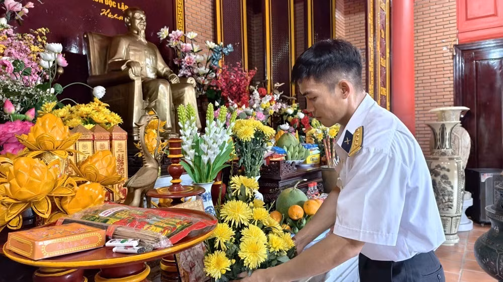 Les cadres et les soldats de l'île entretiennent avec le plus grand soin et le plus profond respect la Maison commémorative du Président Ho Chi Minh.