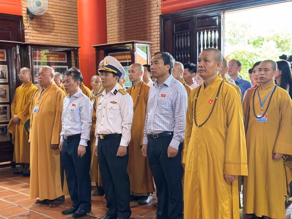 La délégation de travail n° 19-2026, conduite par le colonel Nguyen Huu Minh, commissaire politique adjoint de la 4ᵉ Région navale, rend hommage au Président Ho Chi Minh en déposant des fleurs et en brûlant de l'encens à la Maison commémorative sur l'île de Truong Sa.