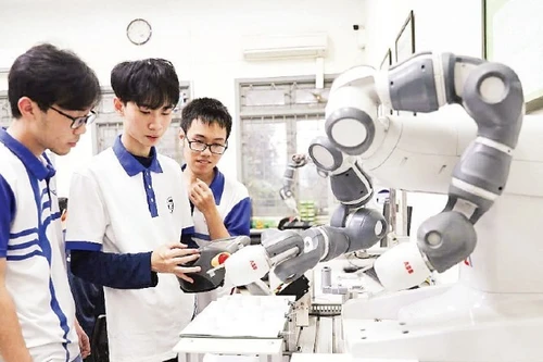 Étudiants au laboratoire de robotique de l'Université des technologies (relevant de l'Université nationale du Vietnam à Hanoï). Photo : NDEL 