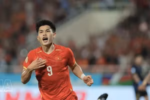Dans le temps additionnel (90+2), Dinh Bac a inscrit son deuxième but de la soirée à l'issue d'une contre-attaque rapide, scellant la victoire vietnamienne 3-1. Photo : VNA. 