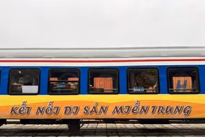 Le train « Connexion des patrimoines du Centre », qui relie Hue à Da Nang, conduit les voyageurs à travers le col de Hai Van, la baie de Lang Co et plusieurs des plus beaux paysages côtiers du Centre du Vietnam. Photo : dsvn.vn