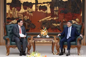 Le Premier ministre Le Minh Hung (à droite) et l'ambassadeur de Malaisie au Vietnam, Tan Yang Thai, le 6 août à Hanoï. Photo : NDEL.