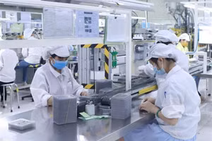 Production de composants électroniques à l'usine de Star Engineers Vietnam, dans la zone industrielle de Binh Xuyên I, province de Phu Tho (Nord). Photo : VNA.
