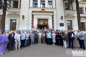 Des anciens combattants et experts militaires russes ayant servi au Vietnam devant le siège de l'ambassade du Vietnam à Moscou, le 5 août. Photo : NDEL.