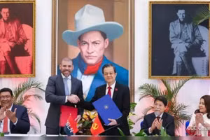 Le Hong Quang, membre du Comité central du PCV et vice-président de la Commission centrale des affaires intérieures (debout, à droite), et Laureano Ortega Murillo, conseiller du président du Nicaragua, représentant du Front sandiniste de libération nationale (debout, à gauche). Photo fournie par la Commission centrale des affaires intérieures 
