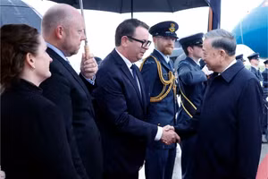 Des responsables néo-zélandais accueillent le secrétaire général du PCV et président vietnamien To Lam à l’aéroport international d’Auckland. Photo : VNA.