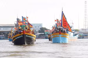 Le cortège de bateaux cérémoniels, parés de drapeaux multicolores, participe à la procession de l’Ordre sacré de Ông Sanh sur la rivière Ca Ty, à Phan Thiet. Photo : VOV.