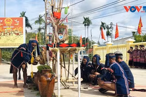 Préparation des rites de la cérémonie de prière pour une bonne récolte des Bahnar, dans le hameau de Xi Thoai, commune de Xuân Lanh. Photo : VOV. 