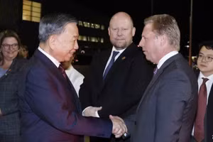 Des responsables néo-zélandais font leurs adieux au secrétaire général du PCV et président vietnamien, To Lam, à l'aéroport international d'Auckland. Photo : VNA. 