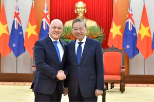 Le 26 février 2025, le secrétaire général du Parti To Lam (à droite) a reçu le Premier ministre néo-zélandais Christopher Luxon, en visite officielle au Vietnam pour participer au 2e Forum de l'avenir de l'ASEAN à Hanoï. Photo : DANG KHOA/NDEL.