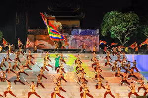 Cérémonie d'ouverture du Festival international des arts martiaux de Hanoï 2026, dans la soirée du 7 août, à la Cité impériale de Thang Long. Photo : VNA