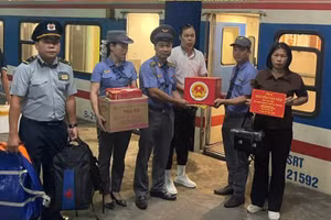 Des proches du martyr Nguyen Van Yen et l'équipage du train SE4, à la gare de Hanoï. Photo : dsvn.vn