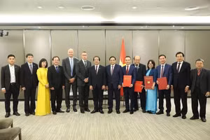 Nguyen Lam Giang (3e à gauche) pose pour une photo souvenir avec le Premier ministre Pham Minh Chinh et la délégation vietnamienne de haut niveau lors de leur visite officielle en Nouvelle-Zélande en mars 2024. 