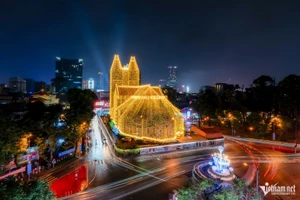 La cathédrale Notre-Dame scintille au centre de Hô Chi Minh-Ville, ravissant de nombreuses personnes. Photo : VOV.