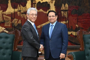 Le Premier ministre vietnamien Pham Minh Chinh (à droite) et Hori Kenichi, Pdg du groupe japonais Mitsui, le 27 novembre à Hanoï. Photo : Tran Hai/NDEL
