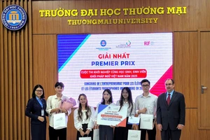 Remise du premier prix du concours de l'entrepreneuriat pour les élèves et les étudiants francophones vietnamiens en 2025. Photo : CVN