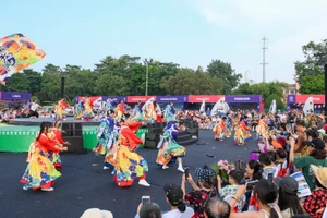 Un numéro artistique lors du premier Festival des cultures du monde, les 11 et 12 octobre à Hanoï. Photo : NDEL