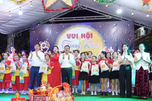 L'Association générale des Vietnamiens au Laos, en coordination avec la pagode Bang Long, organise le programme « Nuit de la Pleine Lune » à l'occasion de la Fête de la Mi-Automne. Photo: VNA 