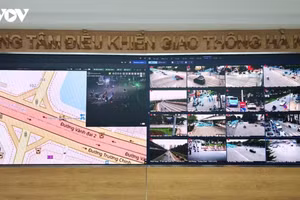 Installés sur les principaux axes routiers et carrefours de la capitale, les panneaux LED diffusent en temps réel des informations sur les embouteillages, les accidents, les zones temporairement inondées, les plans de régulation de la circulation et les itinéraires de remplacement recommandés.... Photo : Police municipale de Hanoï.