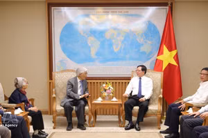 Le vice-Premier ministre Ho Quoc Dung reçoit le professeur Tran Thanh Van, président de l’Association « Rencontres du Vietnam » et directeur du Centre international pour la science et l’éducation interdisciplinaires (ICISE). Photo : VNA. 