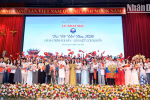 Lors de la cérémonie d’ouverture du Camp d’été du Vietnam 2026, placé sous le thème « Voyage à travers le patrimoine, renouer avec les racines », le 13 juillet à Hanoï. Photo : NDEL.