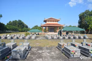 Le cimetière des martyrs de la commune de Phu Vang (dans la ville de Hue, au Centre du Vietnam) compte actuellement 1 595 tombes sans information. Photo : vietnamnet.vn