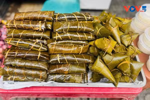 Le banh gio est incontournable lors des grandes fêtes traditionnelles chez les Tày et Nùng. Photo : VOV. 