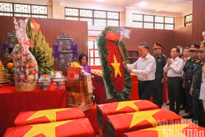 Le secrétaire général du Parti et président de la République, To Lam, offre de l’encens en hommage aux héros tombés pour l’indépendance du pays, au parc Le Thi Rieng, à Hô Chi Minh-Ville, le 17 juillet 2026. Photo : NDEL.