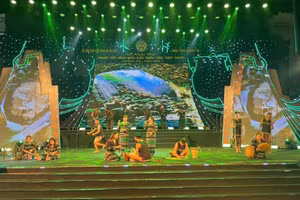 La troupe de folklore de la commune de Nâm Nung présente un spectacle de danses et de chants traditionnels. Photo : VOV. 