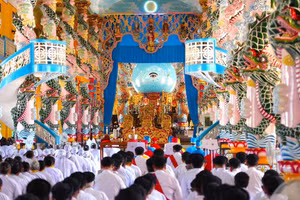 Cérémonie de prières pour implorer des pluies favorables, des vents cléments, ainsi que la paix et la prospérité de la nation, au Saint-Siège caodaïste de Tây Ninh (Sud). Photo : VNA.
