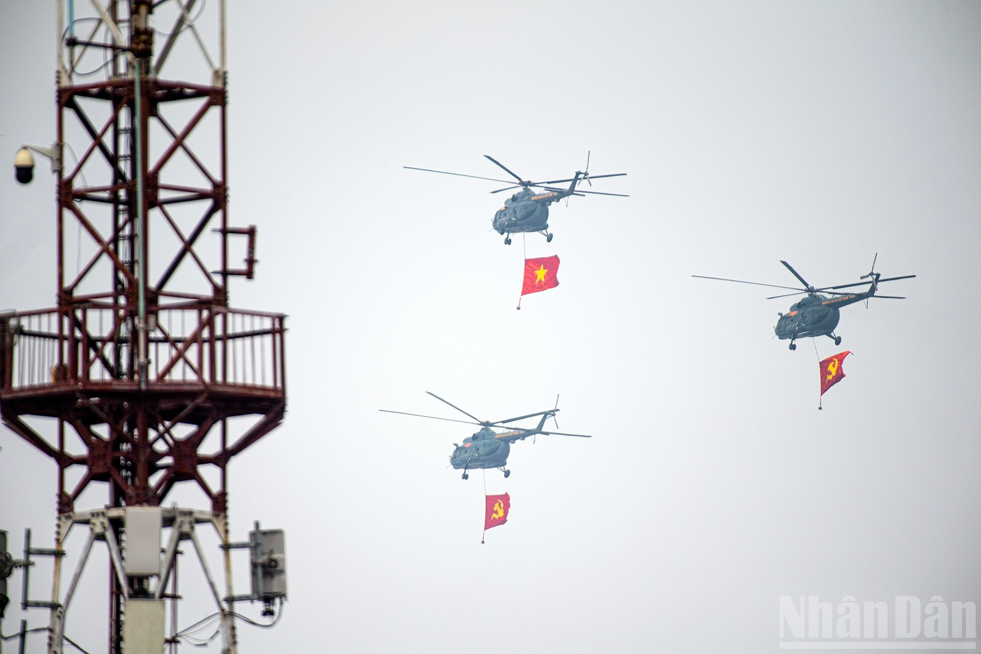 Les Mi-171, Mi-17 et Mi-8 de la formation illustrent aussi la maîtrise, l’intelligence et l’aspiration à bâtir un pays s’élevant haut dans l’ère nouvelle. 6.jpg