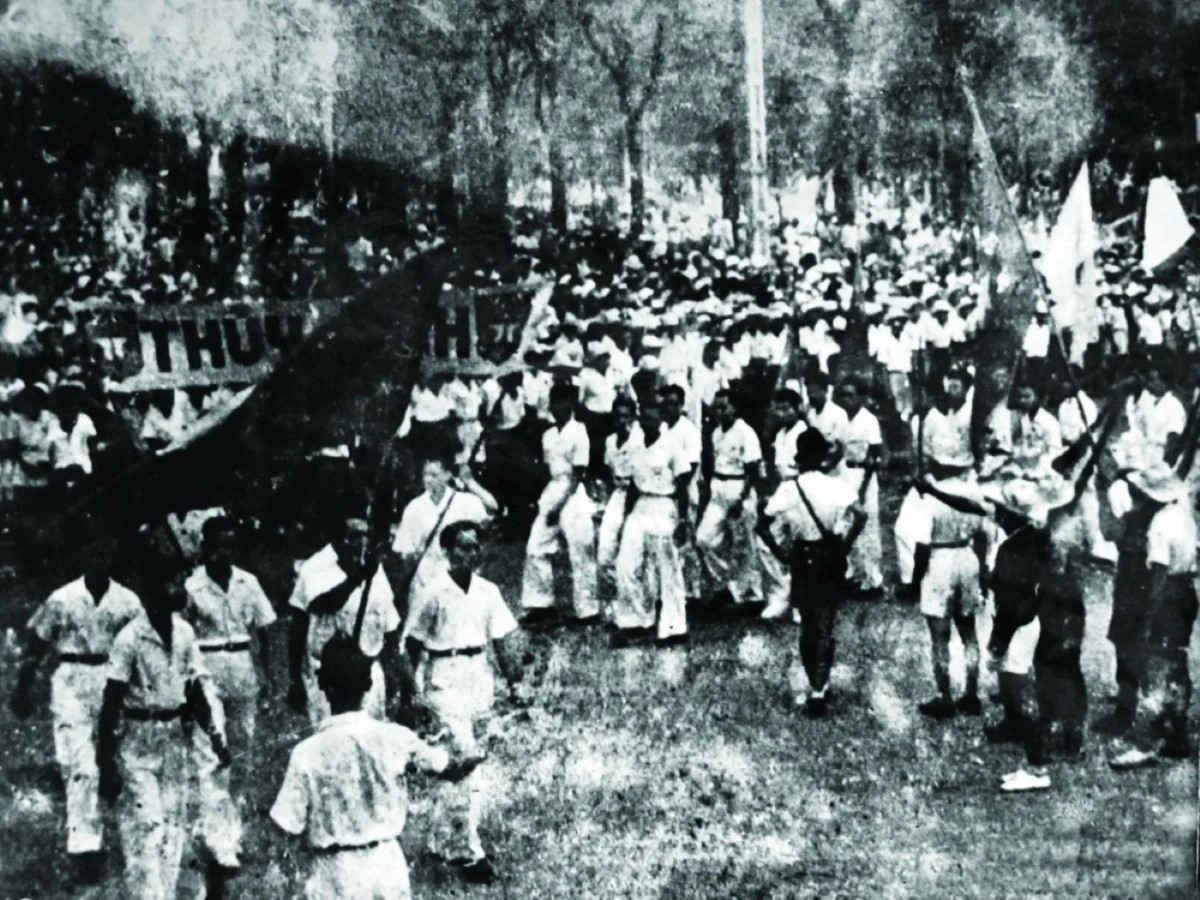L’après-midi du 23 août 1945, des dizaines de milliers d’habitants de Hue et les forces révolutionnaires convergèrent vers le stade de la ville. Photo d’archives : VOV. 2.jpg