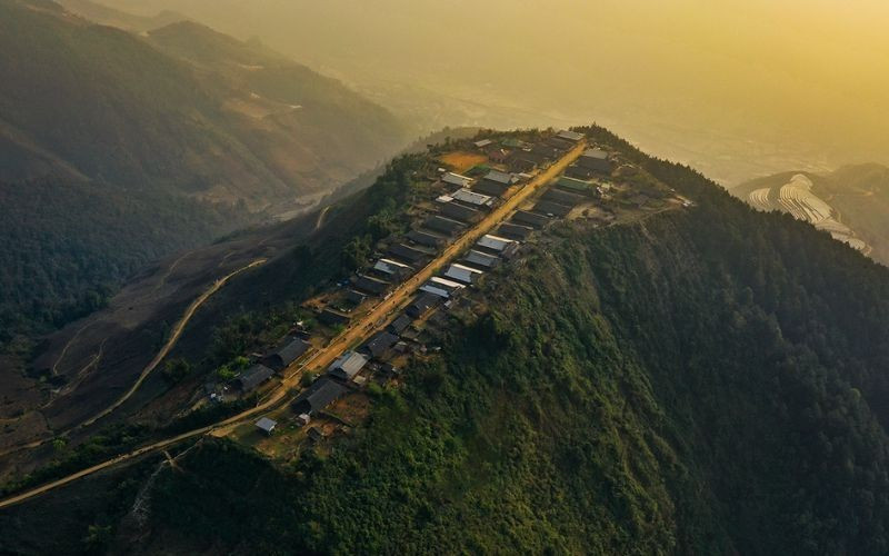Le chemin menant à Cu Vai est un véritable défi. Les visiteurs doivent parcourir près de 20 kilomètres de route montagneuse sinueuse, jalonnée de pentes abruptes et de rochers épars. Photo : https://kienthuc.net.vn/