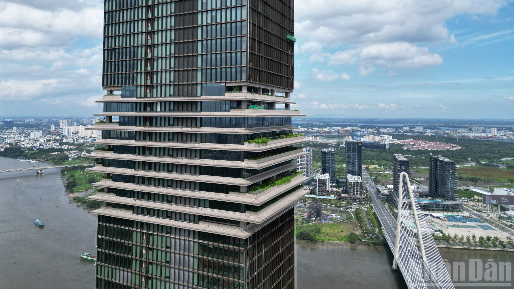 Conçue comme un complexe multifonctionnel, la Saigon Marina IFC regroupera des bureaux de catégorie A, un centre commercial, un hôtel, des espaces de conférences et divers services haut de gamme. À pleine capacité, l’édifice pourra accueillir environ 10 000 personnes travaillant régulièrement sur place. d.jpg