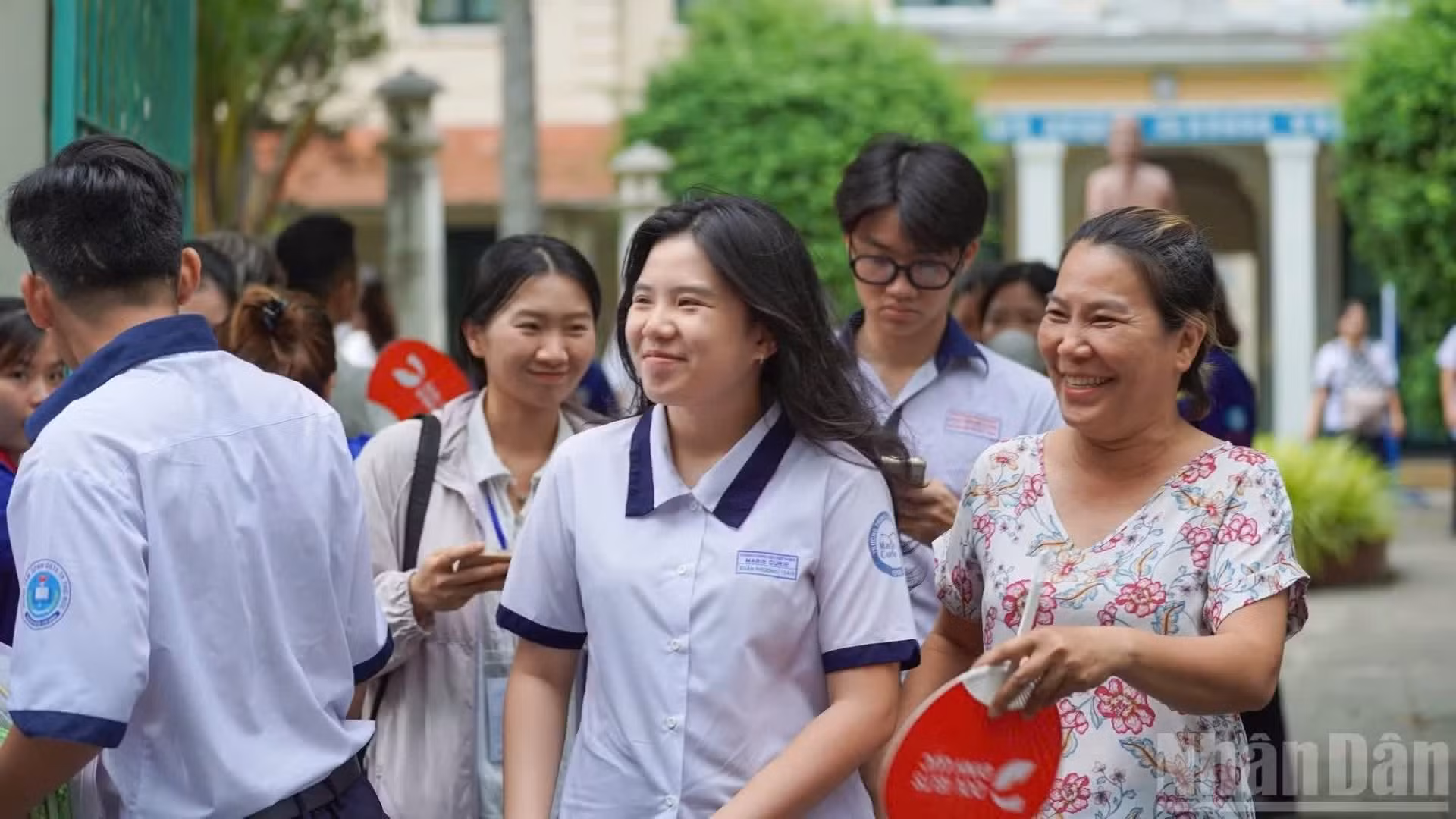Les candidats affichent des sourires radieux après avoir terminé l’épreuve de mathématiques de l’examen national de fin d’études secondaires 2026. Photo : NDEL.