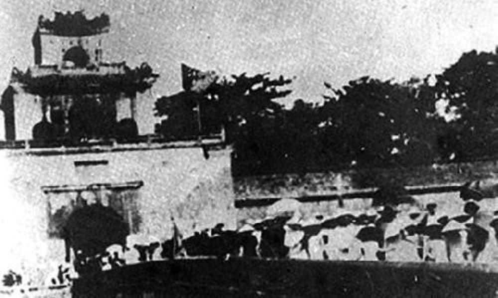 Les habitants de Thua Thien Hue (au Centre du Vietnam) ont participé à la prise du pouvoir et ont défilé jusqu'à la porte de Thuong Tu le 23 août 1945, jour de la victoire de la révolution à Hue. Photo d'archives : VNA.