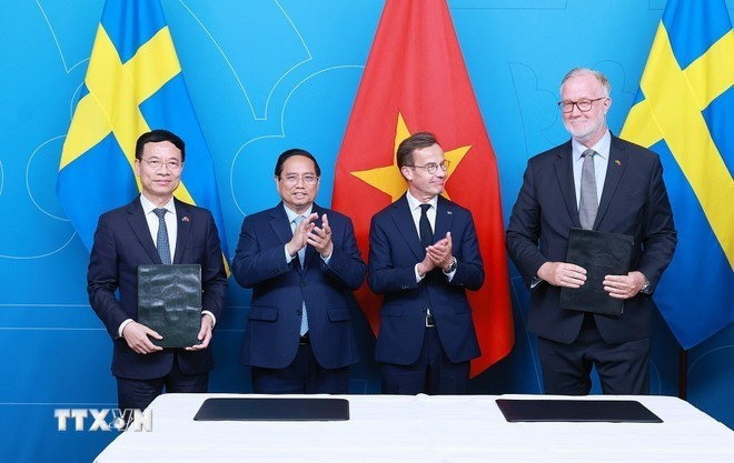Le Premier ministre Pham Minh Chinh et le Premier ministre suédois Ulf Kristersson assistent à la signature d'un accord de partenariat stratégique sur la coopération dans les domaines de la science, de la technologie, de l'innovation et de la transformation numérique entre le ministère vietnamien des Sciences et de la Technologie et le ministère suédois des Affaires étrangères. Photo : VNA. 4.jpg