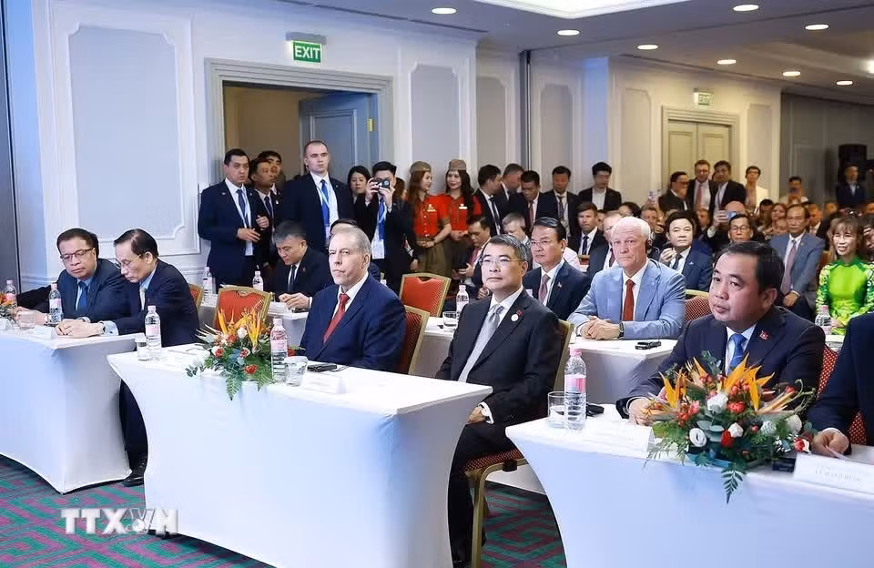 Le PM Le Minh Hung au Programme de connectivité commerciale et d’investissement Vietnam-Russie. Photo : VNA. 