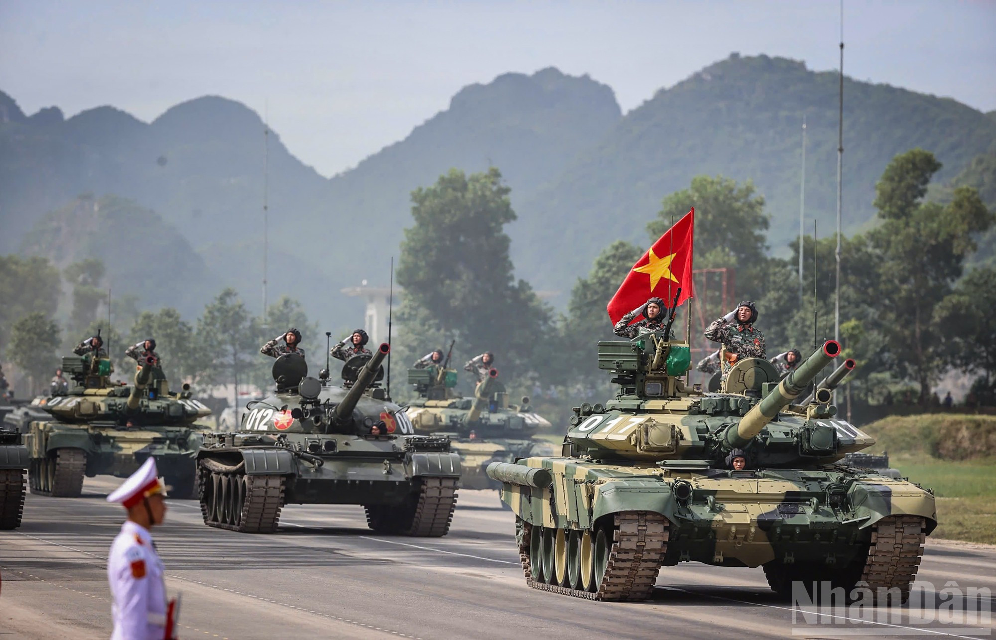 En tête du cortège des véhicules et pièces d’artillerie figurent les chars T-54B et T-55, fabriqués par l’ex-Union soviétique et aujourd’hui modernisés, équipés de puissants canons et de mitrailleuses antiaériennes redoutables. 3.jpg