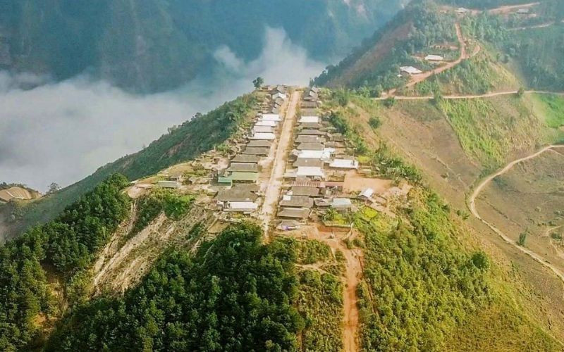 Plus on s’élève, plus le spectacle devient grandiose : les rizières en terrasses dorées cèdent peu à peu la place à une vaste mer de nuages qui recouvre la forêt et les sommets. 2.jpg