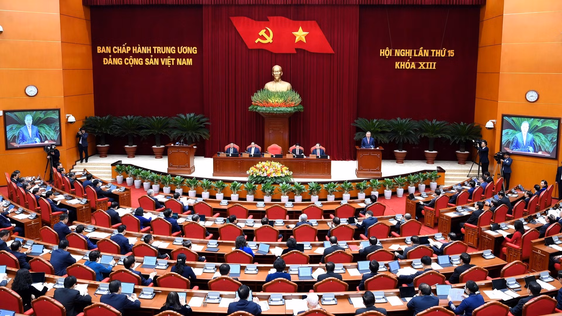 Le 15e Plénum du Comité central du Parti communiste du Vietnam (XIIIe mandat) s’est solennellement ouvert dans la matinée du 22 décembre à Hanoï. Photo : NDEL.