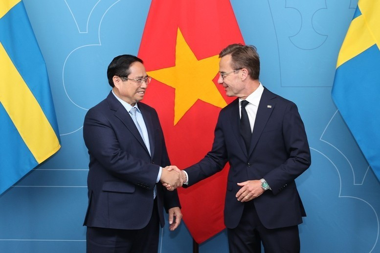Le Premier ministre Pham Minh Chinh (à gauche) et le Premier ministre suédois Ulf Kristerson. Photo : VGP.