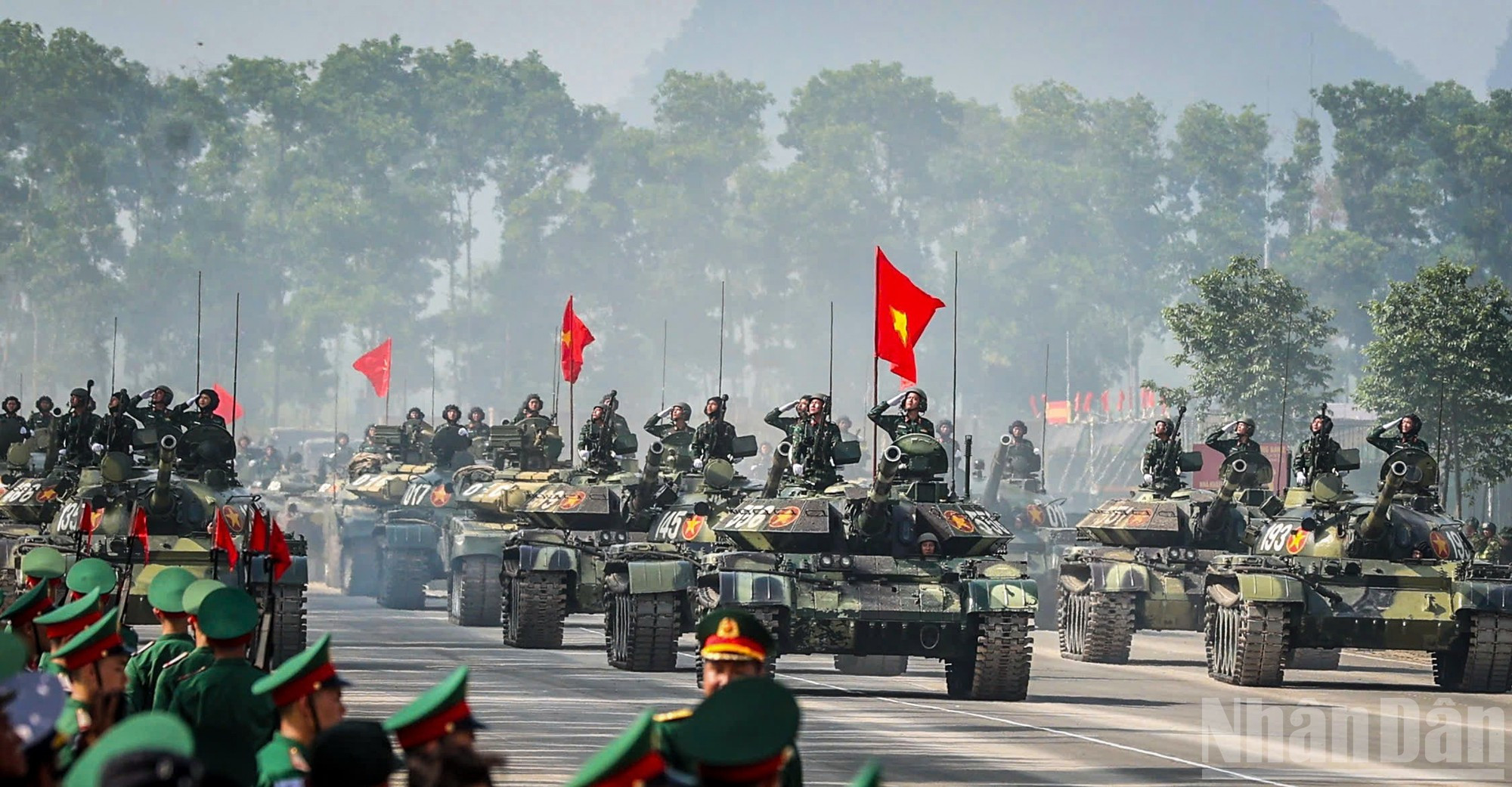 Des équipements militaires modernes pour la répétition générale avant le défilé de la Fête nationale