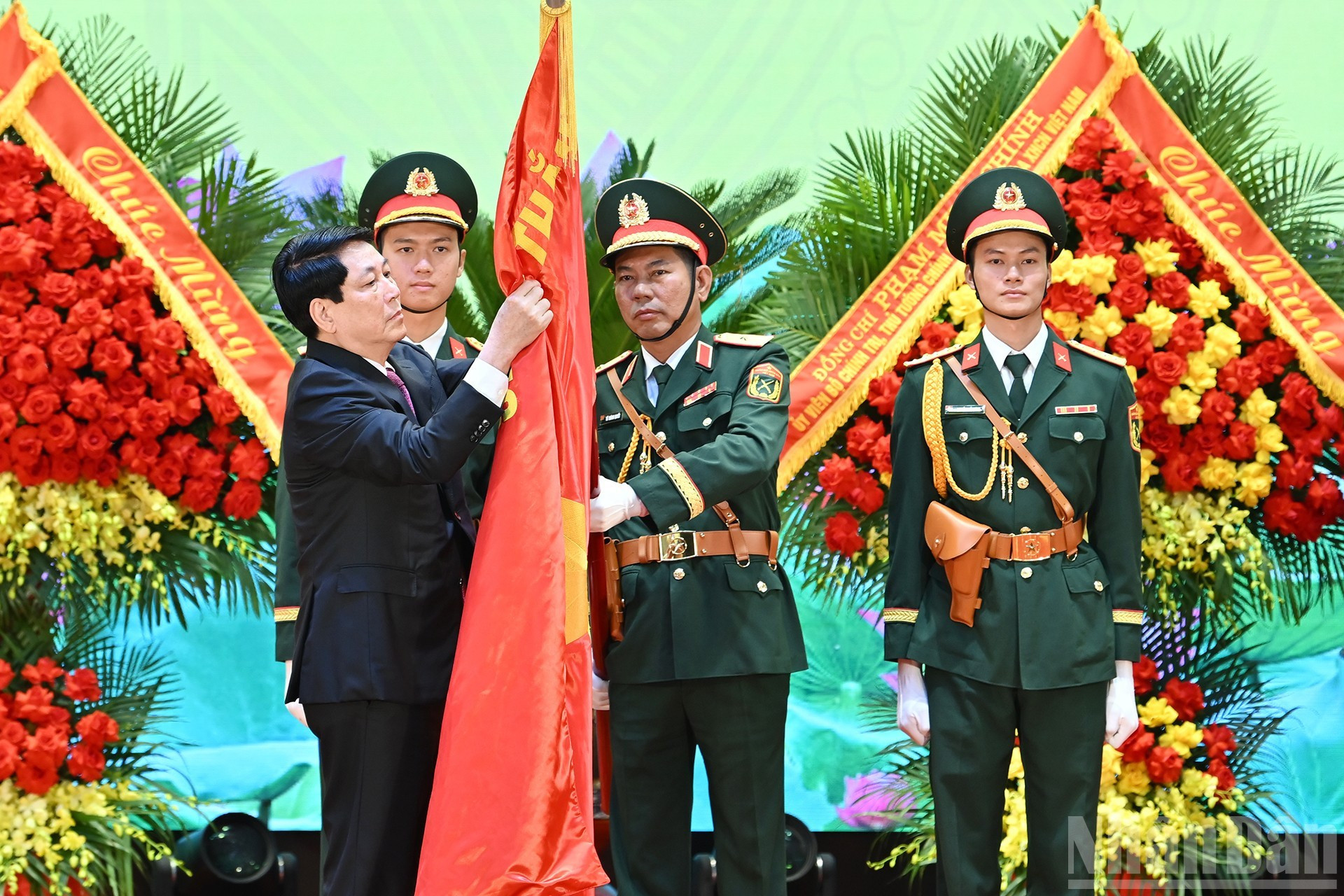Le président Luong Cuong remet l’Ordre de la Protection de la Patrie de première classe à la zone militaire 3. n.jpg