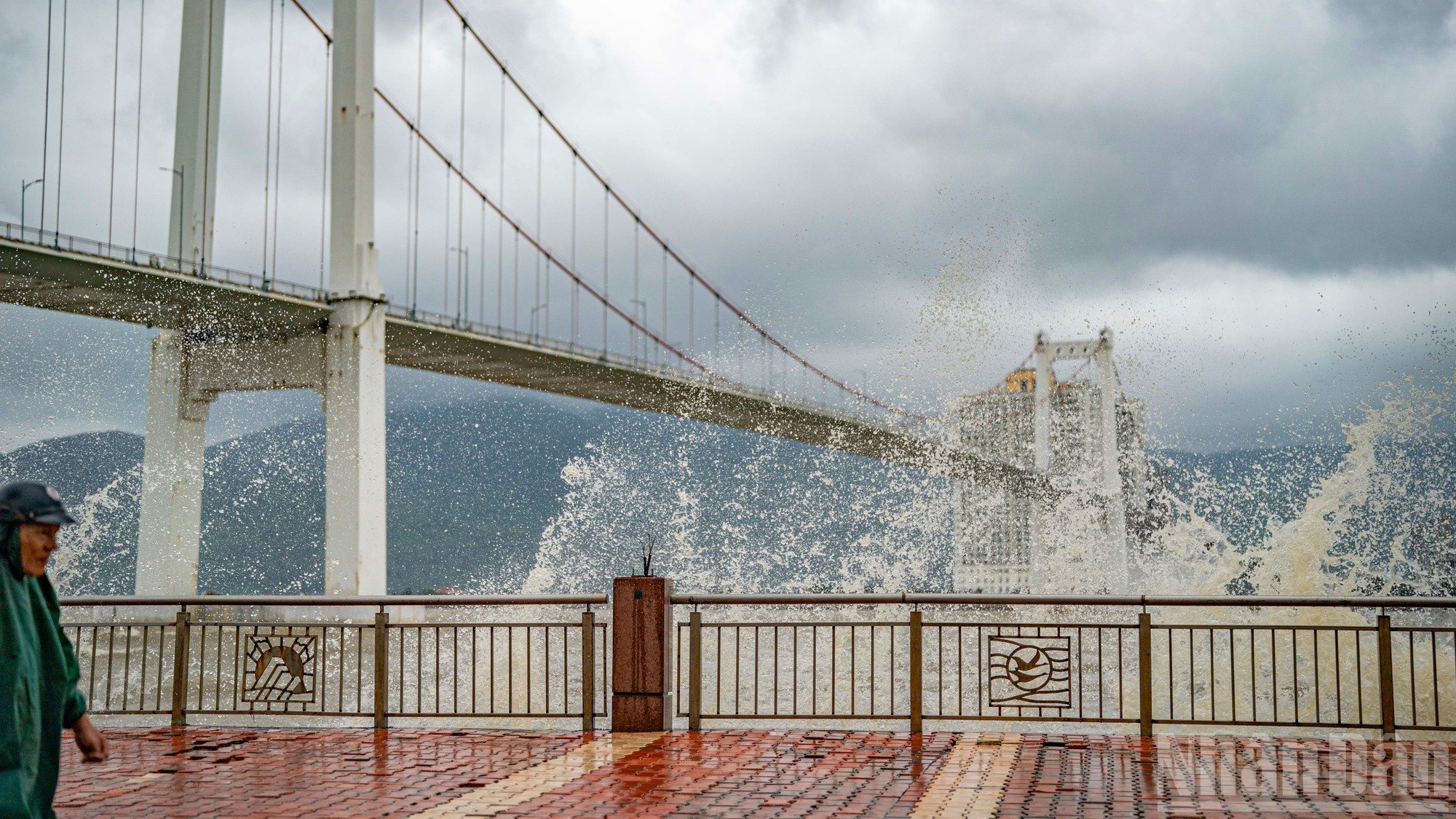 Sur le quai de Nhu Nguyet, à l’extrémité de la ville, les vagues les plus puissantes frappaient la digue rocheuse, projetant des colonnes d’eau atteignant parfois quatre mètres de haut. Photo : NDEL