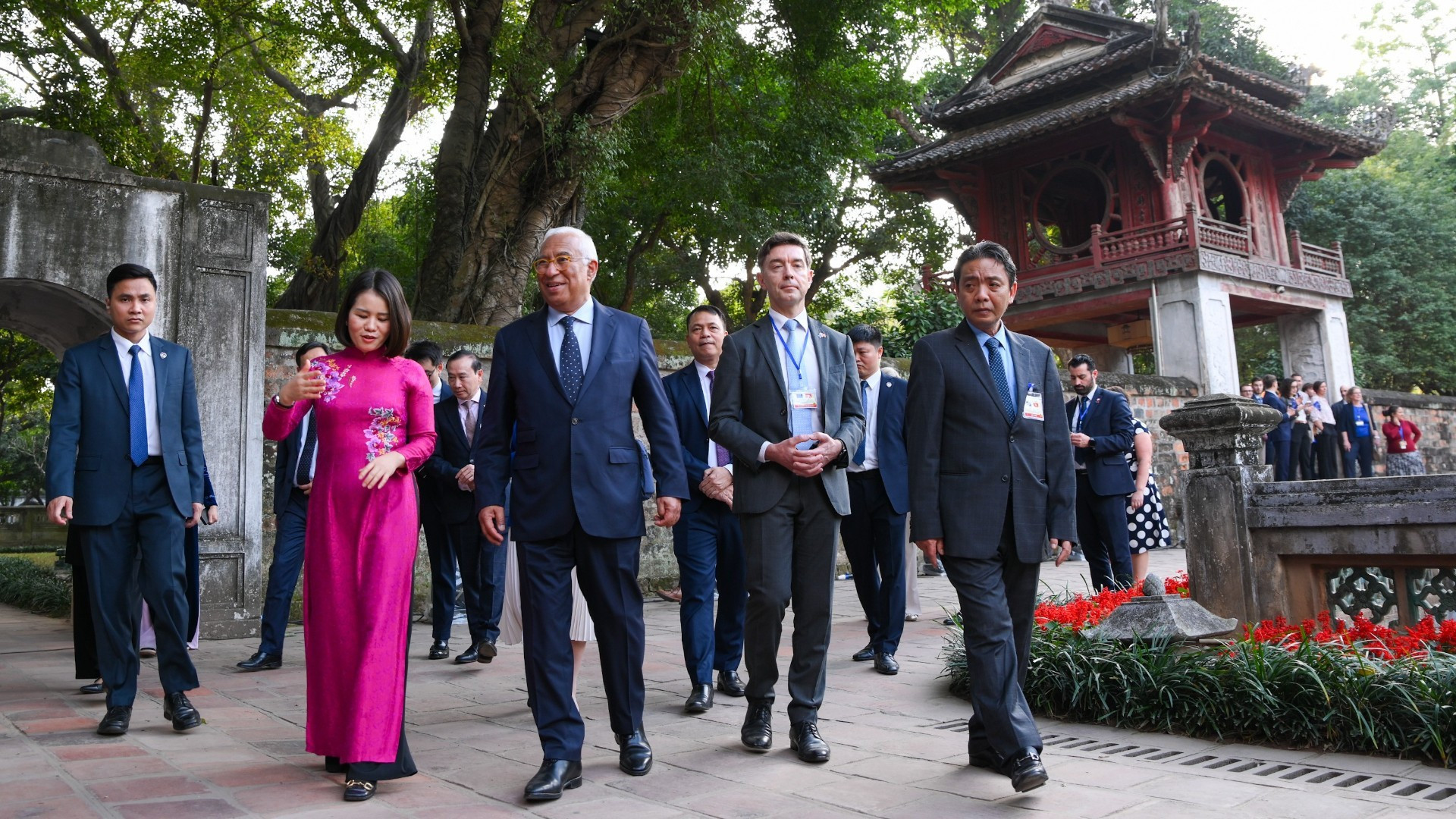 Le président du Conseil européen, Antonio Costa, accompagné de la délégation, visite le site historique national exceptionnel du Temple de la Littérature. Photo : NDEL